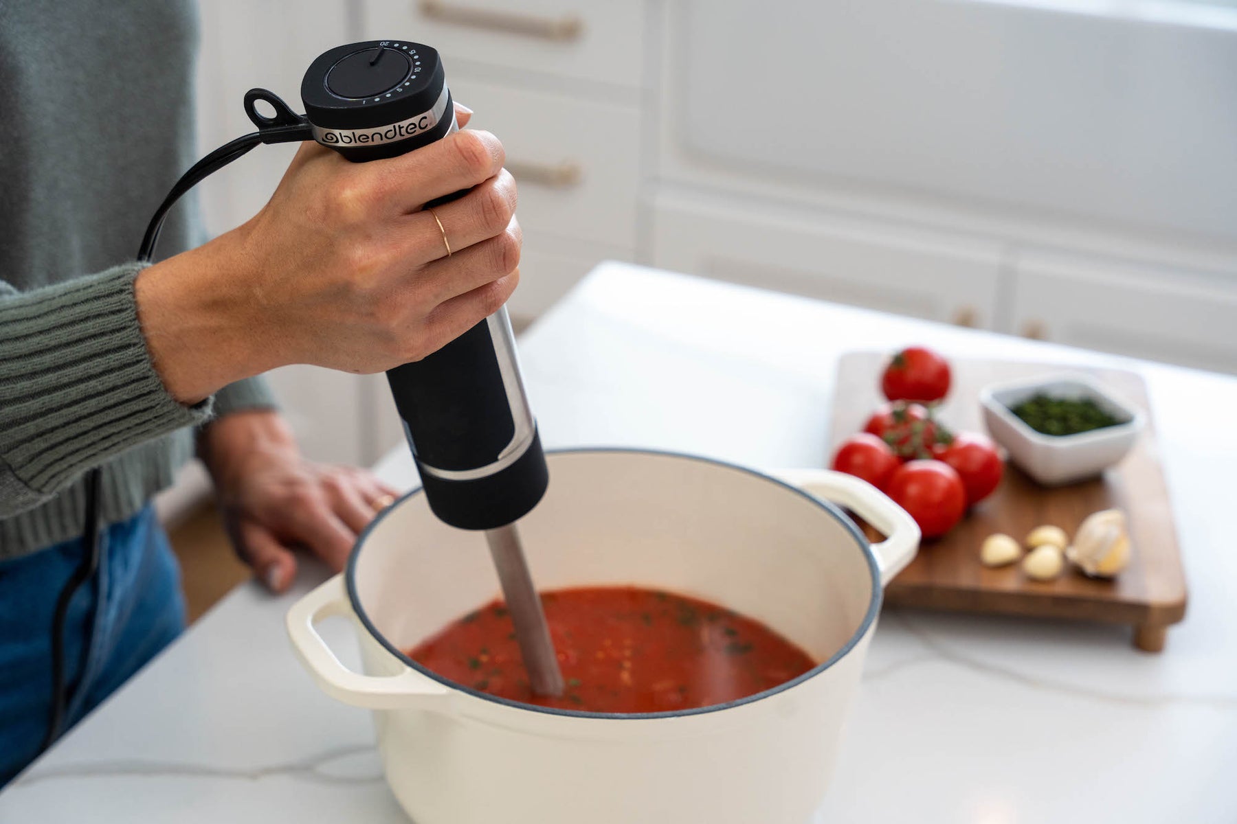 This Automatic Pan Stirrer Literally Mixes Your Food For You